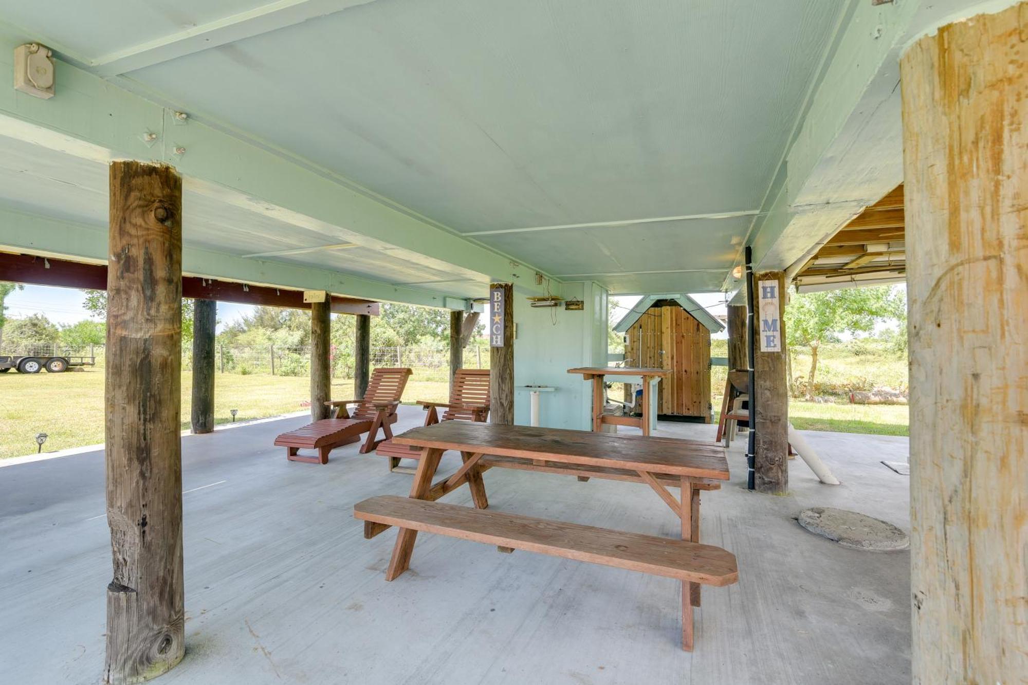 Sunny Crystal Beach Cottage With Deck And Grill! Exterior photo