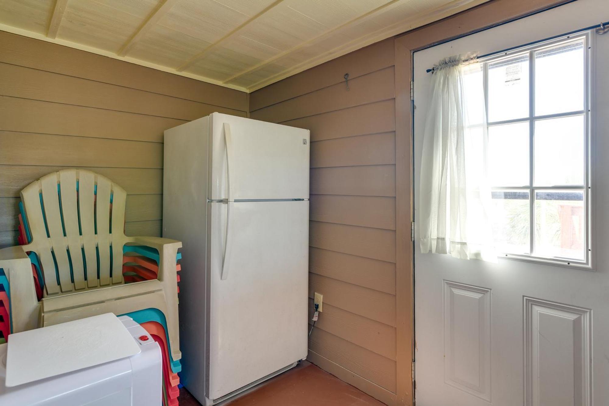 Sunny Crystal Beach Cottage With Deck And Grill! Exterior photo