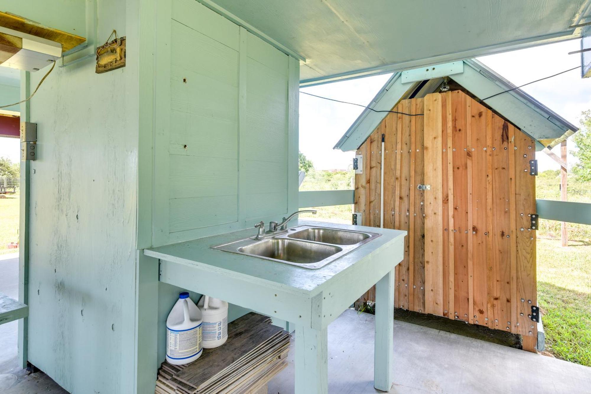 Sunny Crystal Beach Cottage With Deck And Grill! Exterior photo