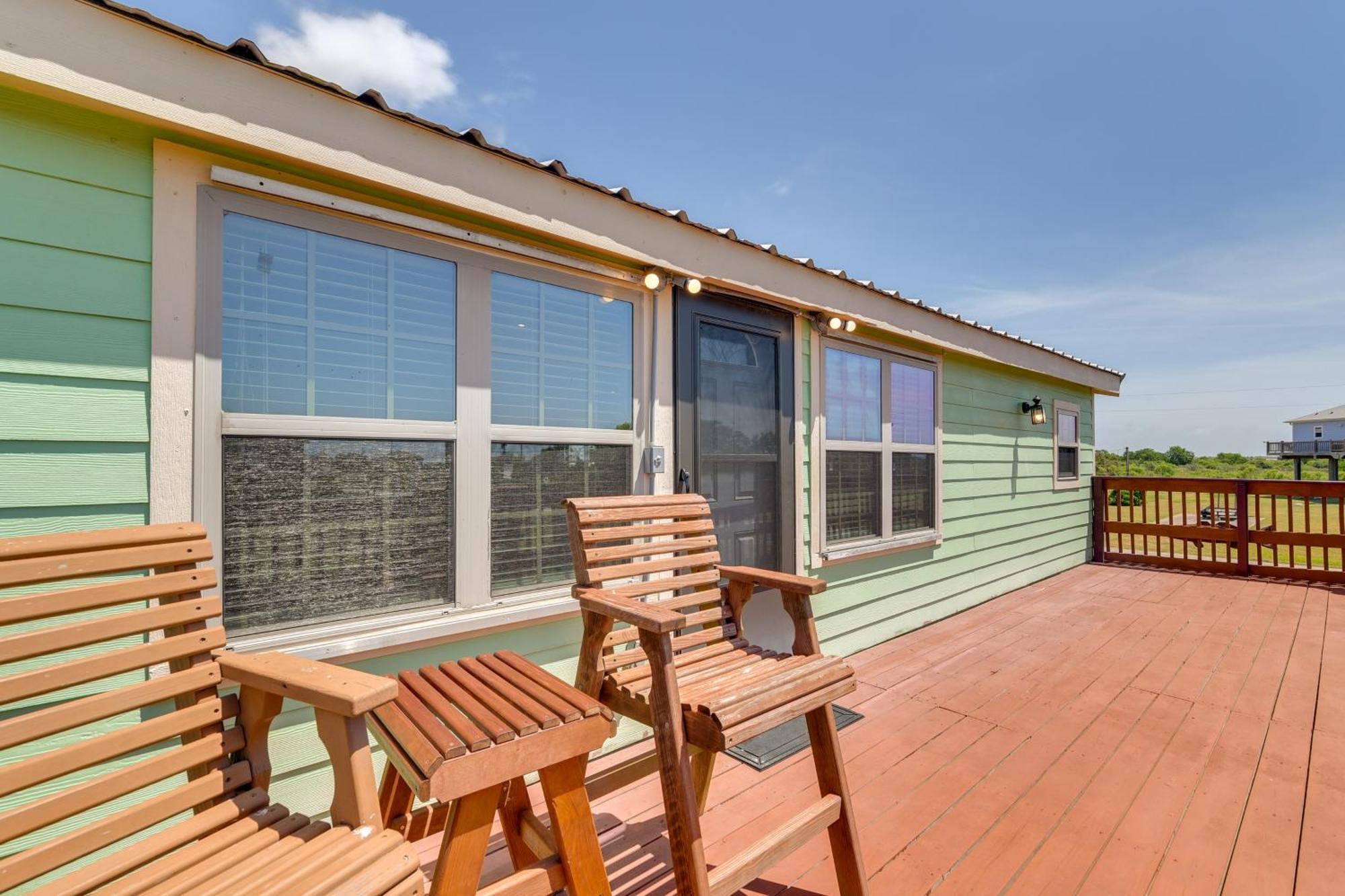 Sunny Crystal Beach Cottage With Deck And Grill! Exterior photo