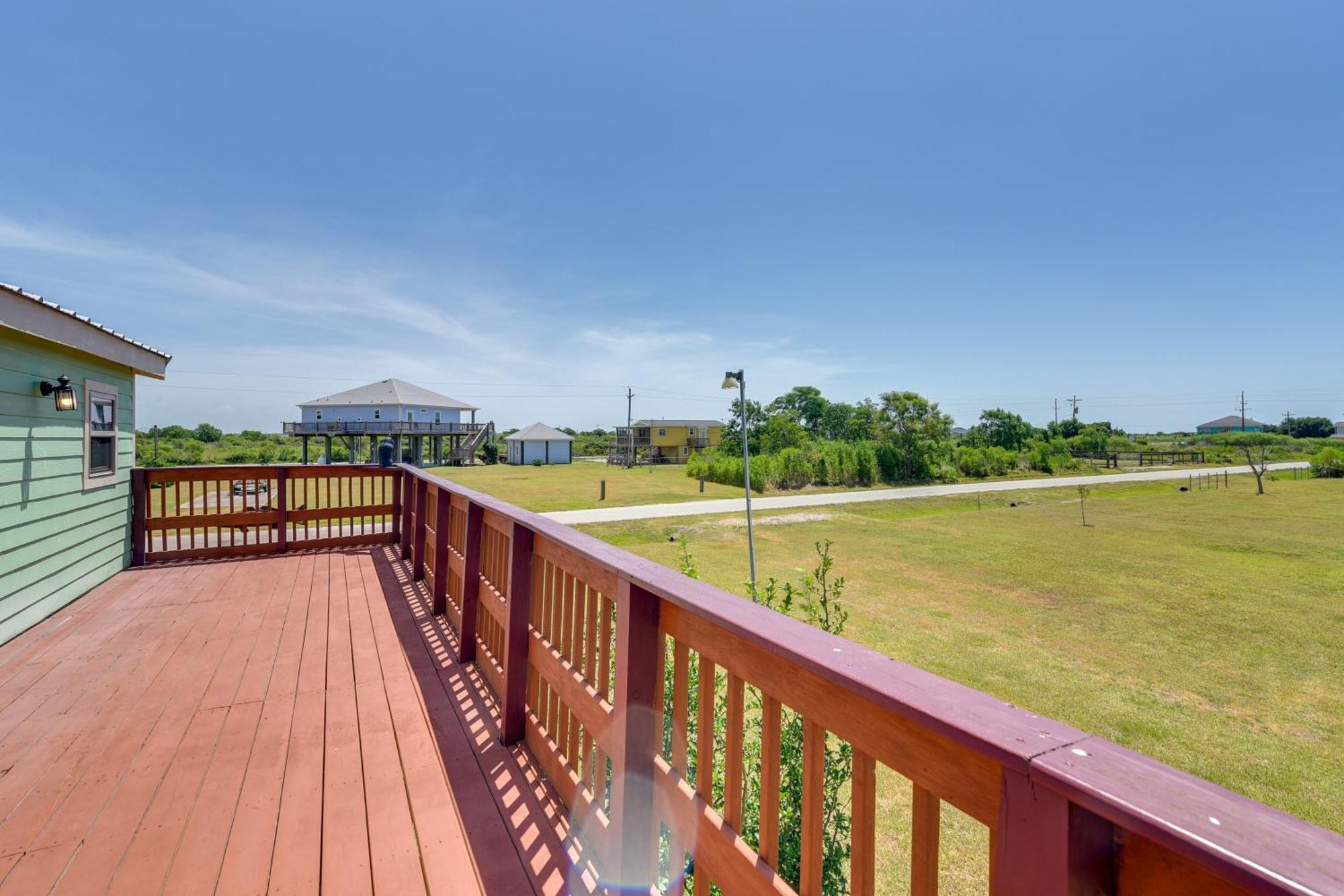 Sunny Crystal Beach Cottage With Deck And Grill! Exterior photo