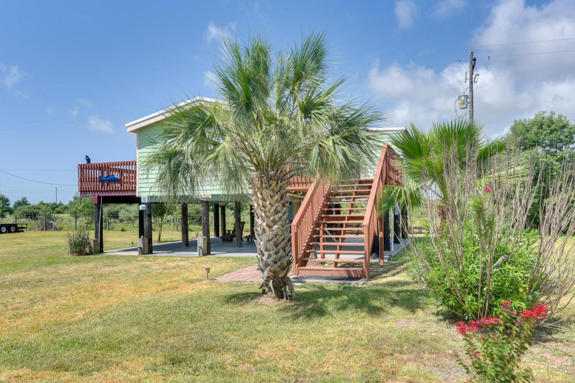 Sunny Crystal Beach Cottage With Deck And Grill! Exterior photo