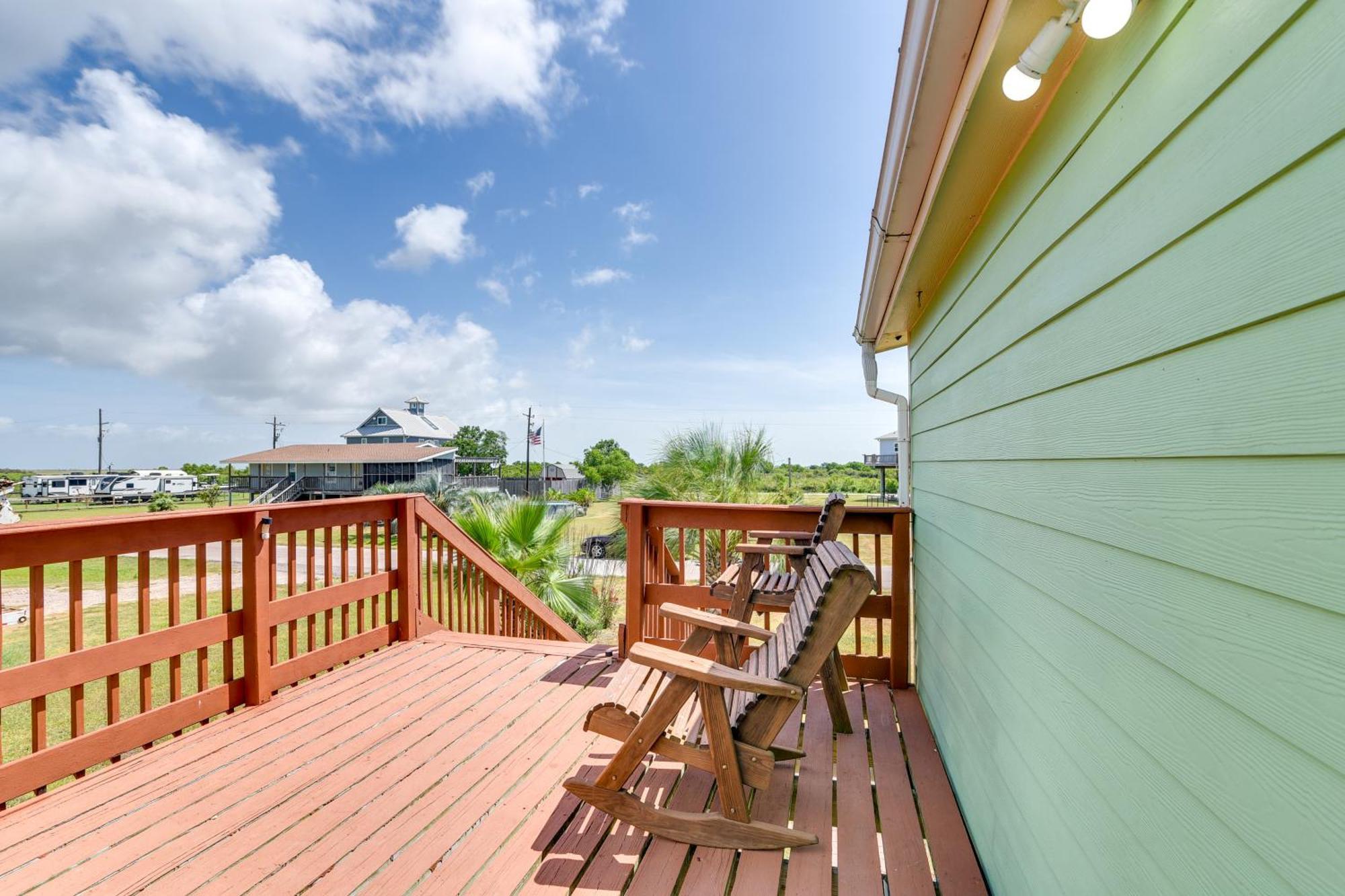 Sunny Crystal Beach Cottage With Deck And Grill! Exterior photo