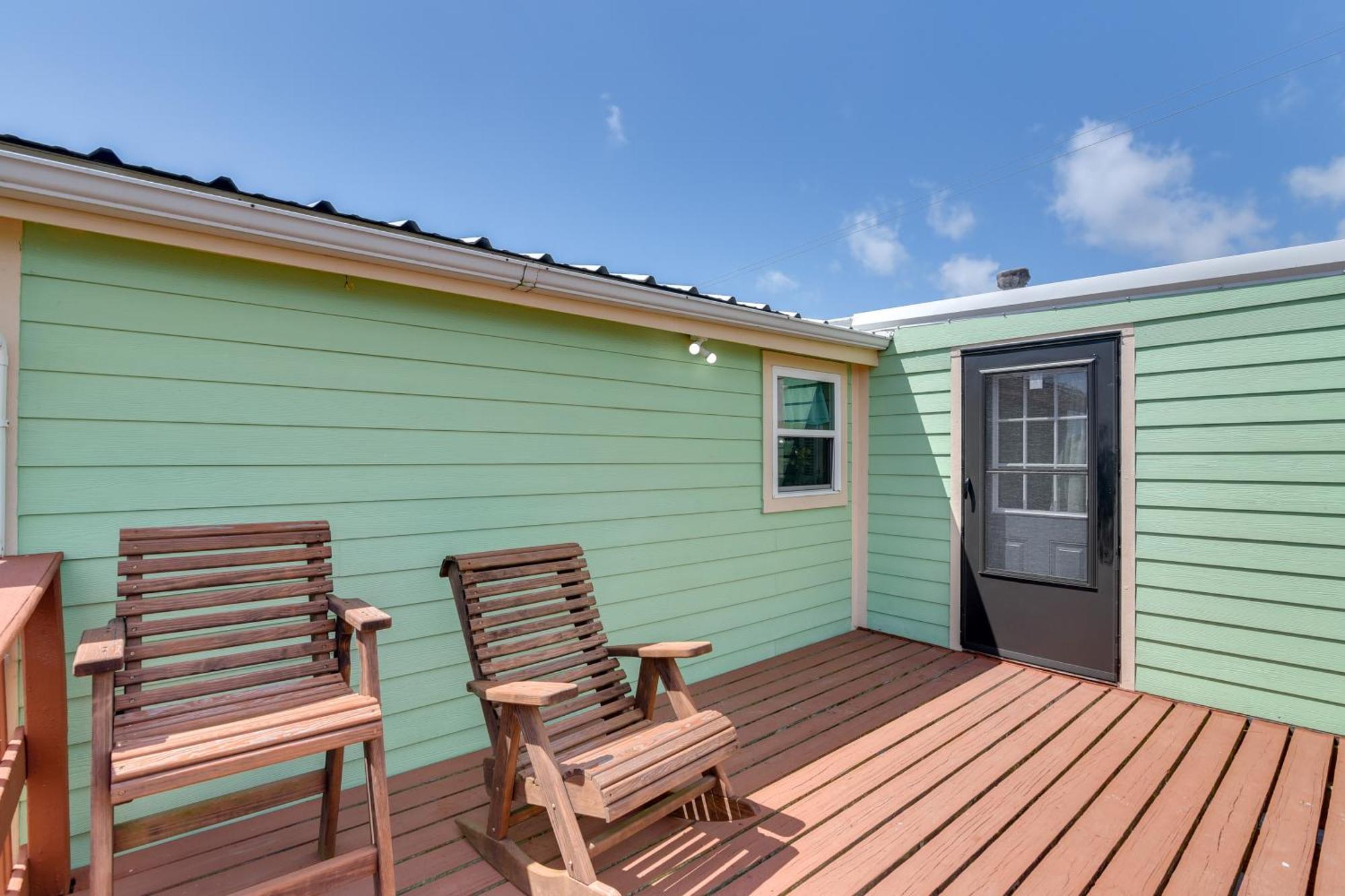 Sunny Crystal Beach Cottage With Deck And Grill! Exterior photo