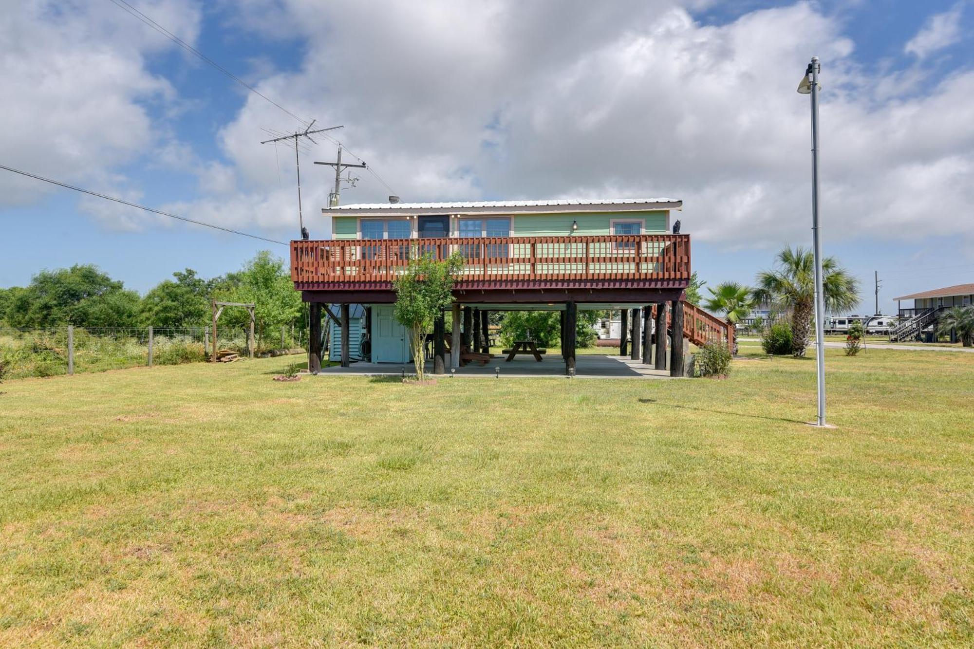 Sunny Crystal Beach Cottage With Deck And Grill! Exterior photo