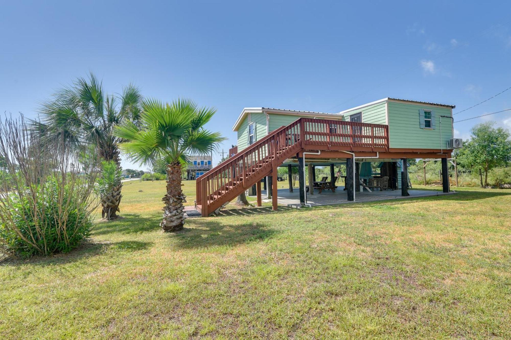 Sunny Crystal Beach Cottage With Deck And Grill! Exterior photo